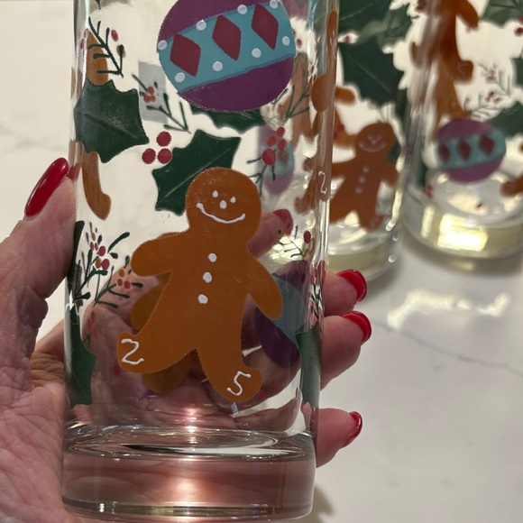Festive Gingerbread and Holly Glasses set of 4 - Picture 3 of 4